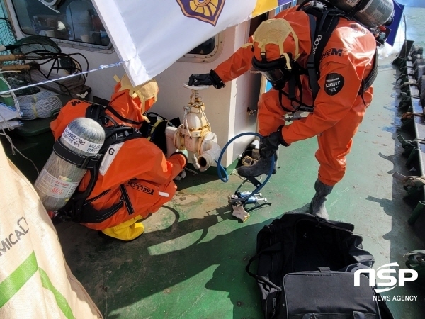 NSP통신-포항해양경찰서는 22일 오후 2시부터 포항 영일만 인근 해상에서 2021년 유해화학물질 사고대응 합동훈련을 실시했다. (포항 해양경찰서)