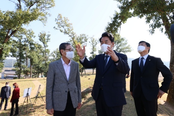 NSP통신-백군기 용인시장이 경기도종합체육대회의 성화 채화 후보지 중 한 곳인 처인성을 둘러보고 있다. (용인시)