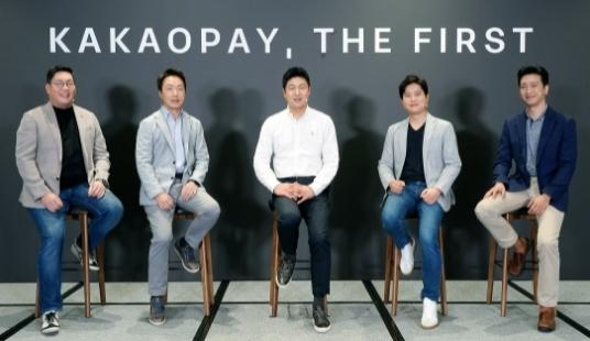 NSP통신-25일 왼쪽부터 이진 카카오페이 CBO, 장기주 CFO, 류영준 CEO, 신원근 CSO, 이승효 CPO가 기념촬영을 하고 있다. (카카오페이)