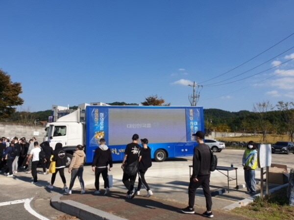 NSP통신-대구경북지방병무청은 25일 해병대교육훈련단에서 현역병 입영문화제를 비대면 방식으로 개최했다. (대구경북지방병무청)