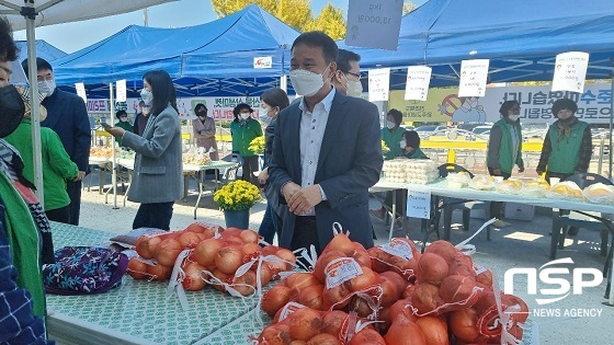 [NSP PHOTO][사진속이야기]완주군의회 김재천 의장, 새마을 지도자 상생마켓 찾아