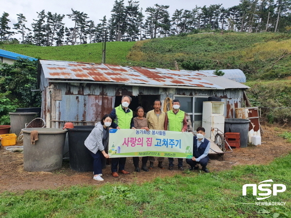 NSP통신-울릉농협은 지난 12일 남서리 김명복 농가에 방문해 지붕 수리 하는 봉사를 했다. (울릉농업협동조합)