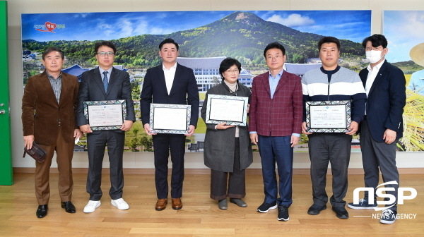 NSP통신-경상북도는 27일 도지사 접견실에서 2021년 향토뿌리기업으로 신규 지정된 4개사에 인증패를 수여했다고 밝혔다. (경상북도)