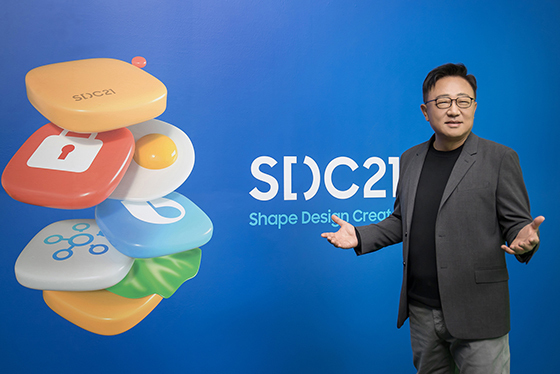 NSP통신-26일(미국 시간) 온라인으로 개최된 삼성 개발자 콘퍼런스 2021에서 삼성전자 고동진 대표이사 사장이 기조연설을 하고 있다. (삼성전자)
