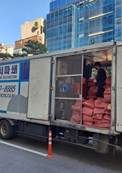 NSP통신-28일 수원시와 현장 파쇄 전문 업체 관계자들이 시청 별관 후문 주차장에서 비전자 기록물을 파쇄하고 있다. (수원시)