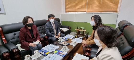 NSP통신-1일 금남초등학교에서 문경희 경기도부의장이 신숙현 구리남양주교육지원청 교육장 등 관계자들과 학교시설 개선 방안에 대해 논의하고 있다. (경기도의회)