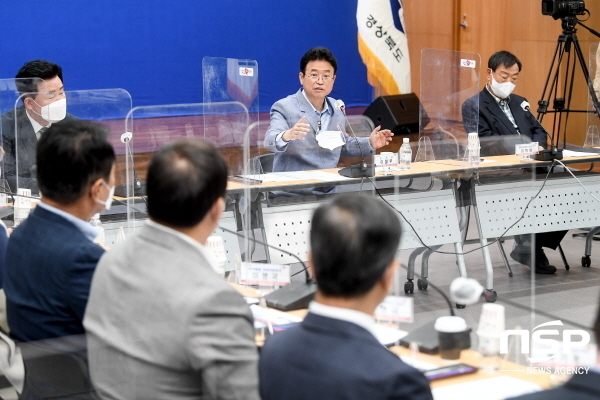 NSP통신-경상북도는 1일 도청에서 정부의 단계적 일상회복 시행에 발맞춰 민간위원을 포함한 경상북도 일상회복‧변화선도 추진본부를 출범하고 분야별 특화전략 수립을 위한 1차 대책회의를 개최했다고 밝혔다. (경상북도)