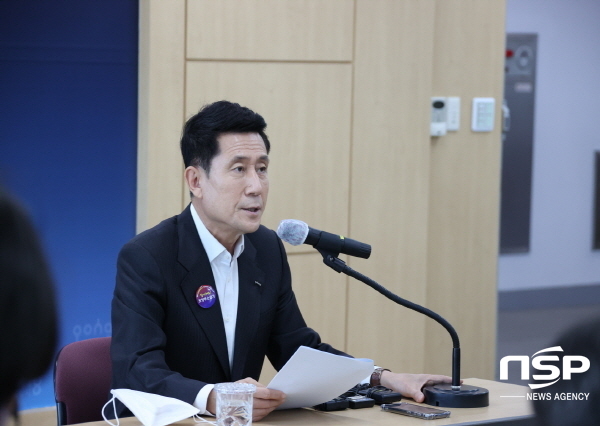 NSP통신-포항시는 1일부터 단계적 일상회복의 첫 단계적 완화가 전국적으로 시행됨에 따라 든든한 방역 체계를 기반으로 일상회복추진단 운영 등을 통한 경제 활성화를 함께 도모하는 포항형 단계적 일상회복을 추진한다고 밝혔다. (포항시)