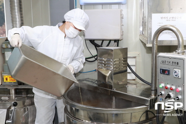 NSP통신-예천군 청년귀농인 황영숙, 황미숙, 황현미 세자매가 예천 생강으로 만든 진저한생강 생강청을 출시해 화제다. (예천군)