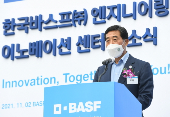 NSP통신-한국바스프 엔지니어링 플라스틱 이노베이션 센터 개소식에서 윤화섭 안산시장이 인사말을 하고 있다. (안산시)