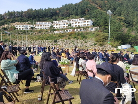 [NSP PHOTO]울릉도서 20년만에 이색 야외 결혼식 열려