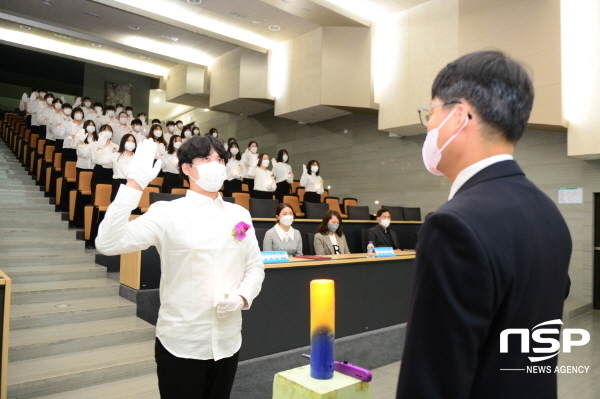 NSP통신-지난 2일 오전 대구보건대학교 연마관 국제회의실에서 제17회 사회복지사 선서식을 진행하고 있다. (대구보건대학교)