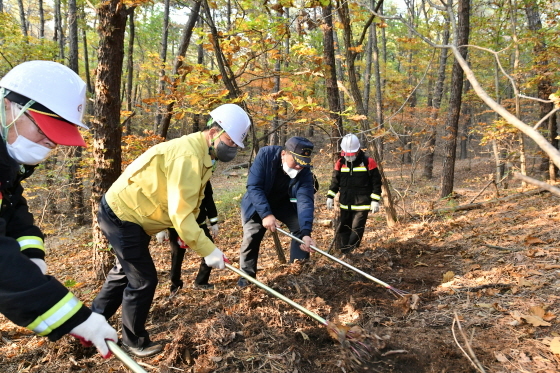 NSP통신-3일 유문종 수원시 제2부시장(왼쪽 두번째)이 광교산 산림욕장에서 산불방지 훈련에 참여하고 있다. (화성시)