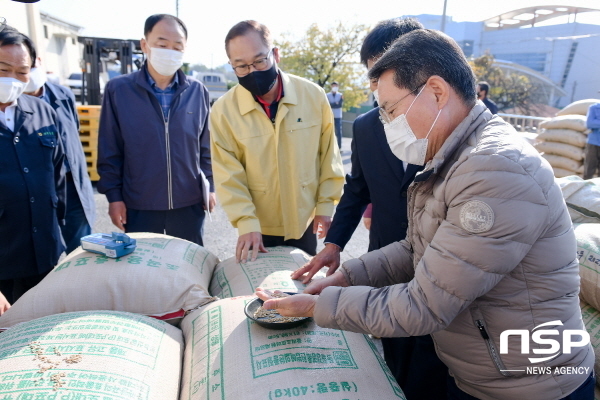 NSP통신-권오봉 여수시장이 공공비축미 수매현장을 둘러보고 관계자들을 격려했다. (여수시)