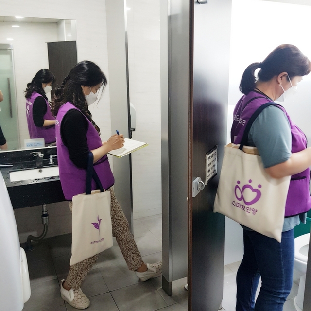 NSP통신-화장실 불법촬영장치 점검교육을 받은 시민참여단이 민간화장실 실태조사를 하고 있다. (안양시)