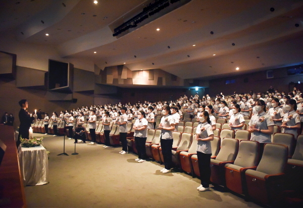 NSP통신-대구보건대 인당아트홀에서 간호학과 재학생들이 나이팅게일 선서식에 참여하고 있다. (대구보건대학교)