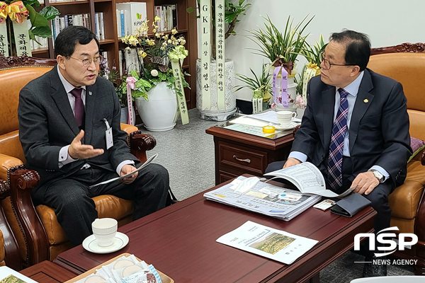 NSP통신-주낙영(사진 왼쪽) 경주시장이 8일 오전 국회 문광위 이채익 위원장을 만난 자리에서 경주시가 사활을 걸고 추진 중인 주요 현안 사업에 대해 설명하고 있다. (경주시)