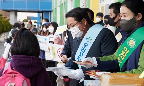 NSP통신-▲아산시가 어린이교통사고 예방 및 스쿨존 교통안전 확보 캠페인을 진행했다. (아산시)