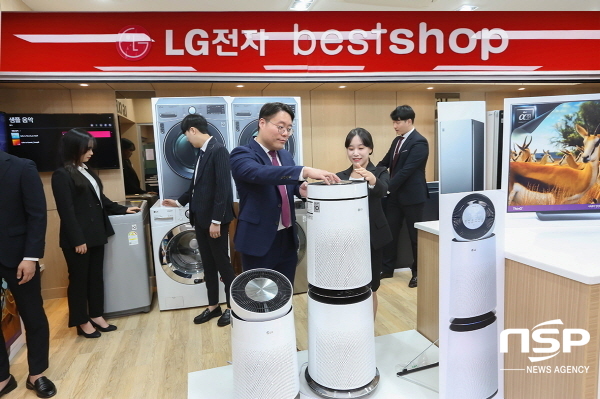NSP통신-영진전문대 경영회계서비스계열 스마트유통서비스반 학생들이 교내 LG전자베스트샵 전용실습장에서 실습하는 모습 (영진전문대학교)