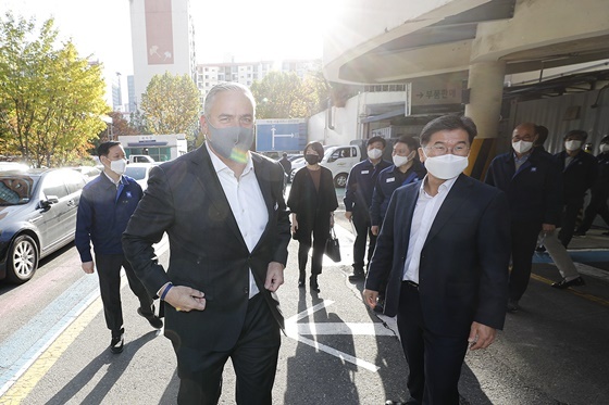 NSP통신-스티브 키퍼 GM 수석부사장 겸 해외사업부문 사장 일행이 11일, 대규모 투자를 동반한 재건축 계획을 발표한 쉐보레 서울서비스센터를 방문해 한국지엠 서비스부문 이용태 전무 등 임직원들과 함께 현장을 둘러보는 모습