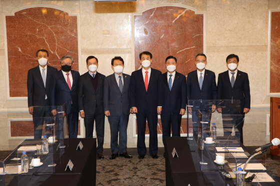 NSP통신-왼쪽부터 서현주 제주은행장, 임성훈 대구은행장, 서한국 전북은행장, 김광수 은행연합회장, 정은보 금융감독원장, 안감찬 부산은행장, 송종욱 광주은행장, 최홍영 경남은행장이 기념촬영을 하고 있다. (금융감독원)