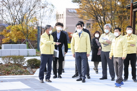 NSP통신-10일 제45차 현장행정의 날을 맞아 김상돈 의왕시장이 주요사업 추진 현장을 찾아 관계자들과 점검하고 있다. (의왕시)