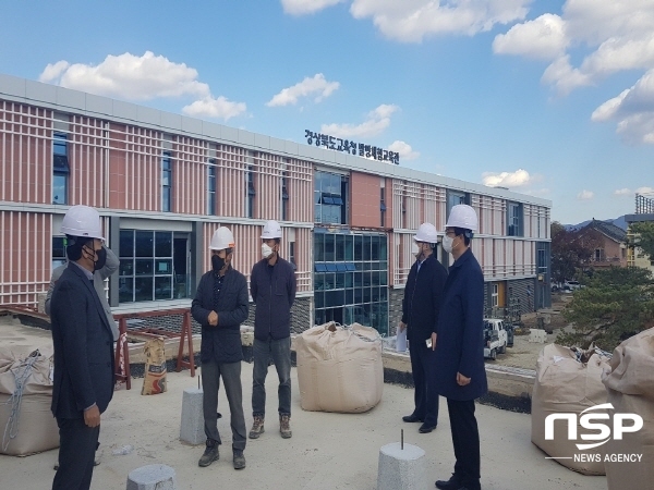 NSP통신-경상북도교육청은 12일 경주 발명체험교육관 건립공사 현장에서 시설공사 명예감사관과 함께 시설공사 현장점검을 실시했다. (경상북도교육청)