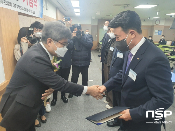 NSP통신-한국부동산경제단체연합회가 주최하고 한국주택관리협회·대한주택임대관리협회가 주관한 제6회 부동산산업의날 기념식이 지난 11일 서울 금천구 가산동 소재 대한주택관리사협회 교육장에서 개최됐다. 제산 신병철 회장 수상 모습 (백진호 기자)