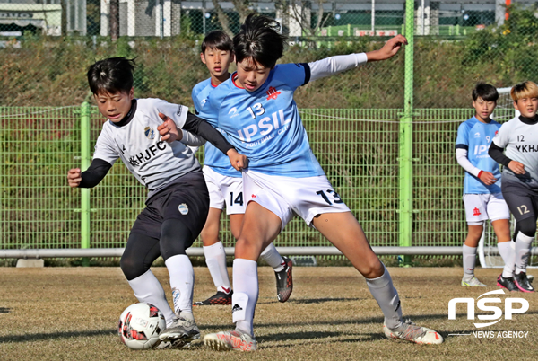 NSP통신-경주시 2021 화랑대기 전국유소년축구대회 경기 모습. (경주시)