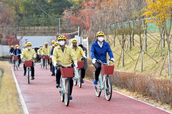 NSP통신-15일 조석환 수원시의회 의장(오른쪽)과 염태영 수원시장(왼쪽) 및 참석자들이 자전거를 타고 수인선 하늘숲길을 점검하고 있다. (수원시의회)