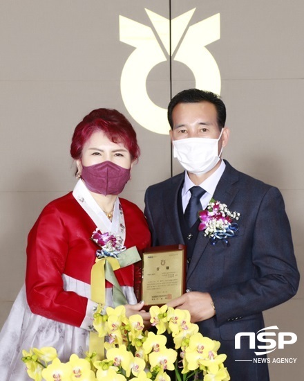 NSP통신-송정농협 신성일(사진 오른쪽)·고영미씨 부부. (농협 광주본부)