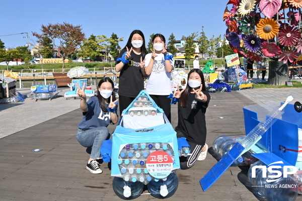 NSP통신-경상북도교육청은 학급자율운영비 활용 우수사례를 공모한 결과 우수 학급 49편을 선정했으며 담임교사에 대해 표창할 계획이라고 16일 밝혔다. 포항중앙여고 학생들이 경북청소년 에코보트에 출전해 작품을 홍보하고 있는 모습 (경상북도교육청)