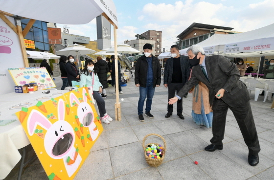 NSP통신-13일 열린 오산사회적경제나눔장터 오-마켓에서 곽상욱 오산시장(오른쪽)이 던지기 게임을 하는 모습. (오산시)