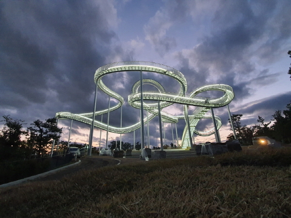 NSP통신-포항시가 코로나19 극복을 위해 포항만의 특별함과 차별화 전략으로 관광을 통한 경제회복에 나섰다. 국내 최초·최대 크기의 체험형 조형물인 스페이스 워크 (포항시)