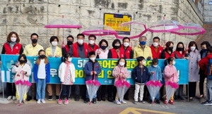 [NSP PHOTO]광양읍주민자치위원회, 어린이 교통안전 위한 투명 안전 우산 배포