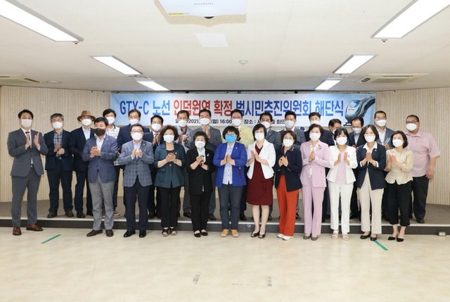 NSP통신-안양시가 대한민국 지방자치경영대전 대통령상을 수상하고 기념촬영 하는 모습. (안양시)