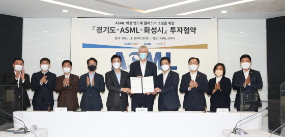 NSP통신-18일 ASML 화성 반도체 클러스터 조성을 위한 투자협약식 후 서철모 화성시장(왼쪽 다섯번째)과 관계자들이 기념촬영을 하고 있다. (화성시)