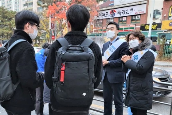 NSP통신-김남국 의원이 수능을 맞아 시험장 앞에서 수험생을 응원하고 있다. (의원실)