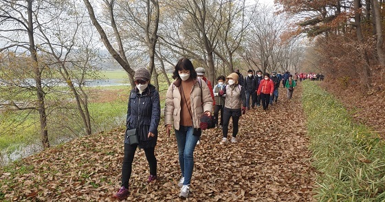 NSP통신-▲서천군이 건강관리와 걷기 생활화 문화를 정착시키기 위해 걷기 행사를 개최했다. (서천군)