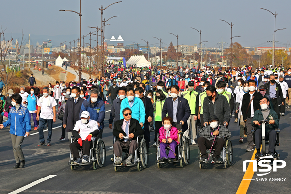 NSP통신-경주시 강변로 개통기념식·제17회 사랑나눔 건강걷기대회 개최 모습. (경주시)