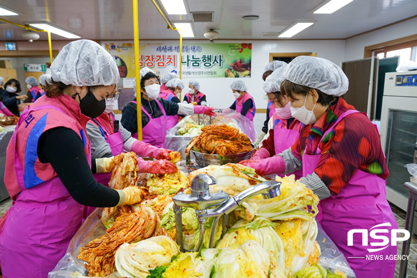 NSP통신-경주시 한국생활개선 경주시연합회 김장김치 나눔행사 개최 모습. (경주시)