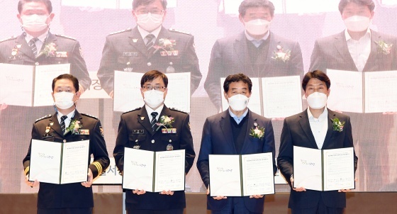 NSP통신-안산시가 지난 19일 단원구청에서 성폭력 제로시범도시 비전 선포식 개최했다. (왼쪽부터 이용석 상록경찰서장, 이민수 단원경찰서장, 윤화섭 안산시장, 정성수 보호관찰소안산지소장) (안산시)