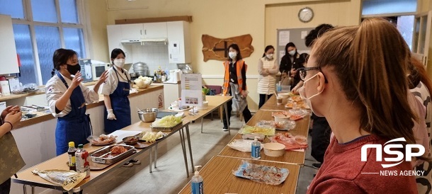 [NSP PHOTO]전주대 김수인 교수, 영국 현지인 대상 김치 만들기 시연