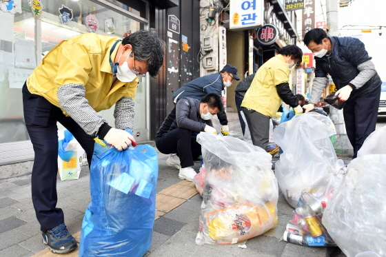 NSP통신-지난 10월25일 유문종 수원시 제2부시장(왼쪽)이 수원역 인근 상가 일원에서 생활쓰레기 분류 작업에 동참하고 있다. (수원시)