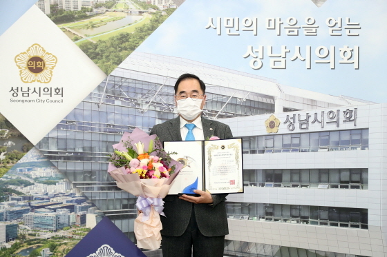 NSP통신-23일 윤창근 성남시의장이 2021 대한민국소비자브랜드대상 소비자우수의회 부문 대상을 수상한 후 기념촬영을 하고 있다. (성남시의회)