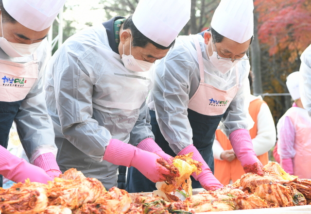 -안산시자원봉사센터가 자매결연도시인 해남군과 함께 저소득가정을 위한 김장 나눔 행사를 진행했다. (안산시)