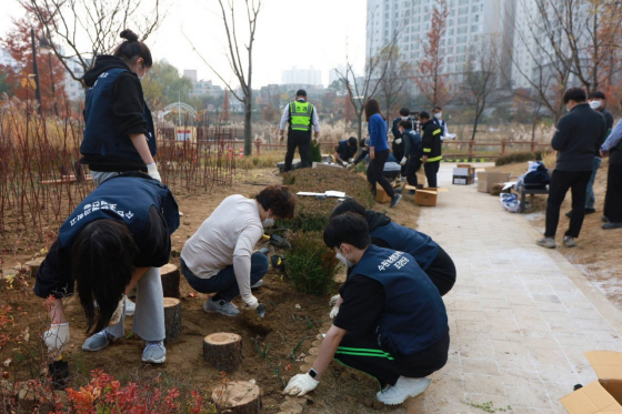 NSP통신-지난 19일 권선구 호수공원에서 수원농생명과학고등학교 학생들이 오목호수공원 일원에 수목을 심고 있다. (수원시)