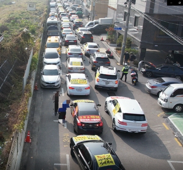 NSP통신-송파구 주민권익위원회가 지난 20일 경찰병원역 일대에서 구.성동구치소 개발 원안이행을 촉구하는 차량시위를 하고 있다. (가락오금문정 주민권익위원회)