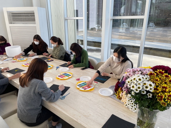 NSP통신-26일 의료 관련 공직자들이 미술작업을 통한 심리 파악프로그램에 참여하고 있다. (오산시)