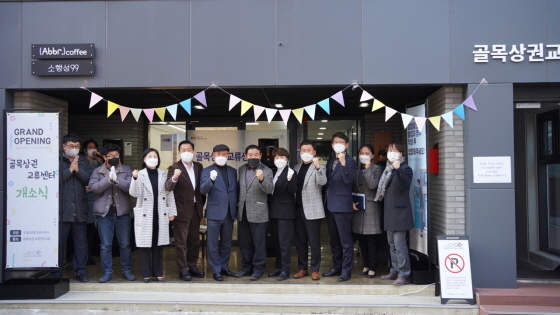 NSP통신-26일 골목상권 교류센터 개소식 후 참석자들이 기념 촬영을 하고 있다. (수원시)